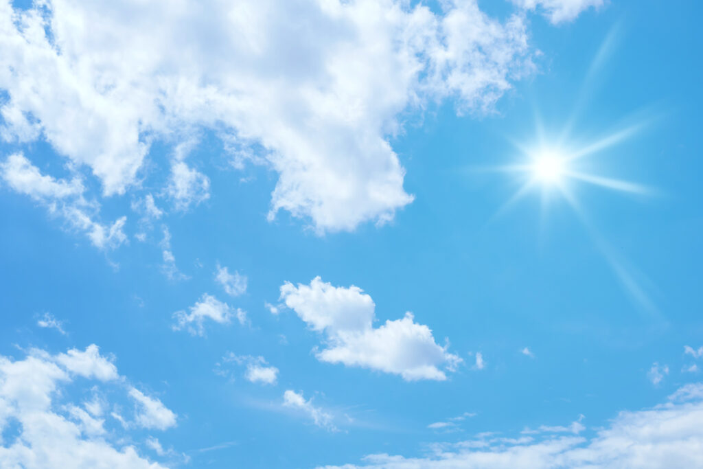 雲と太陽が出ている晴れた青空